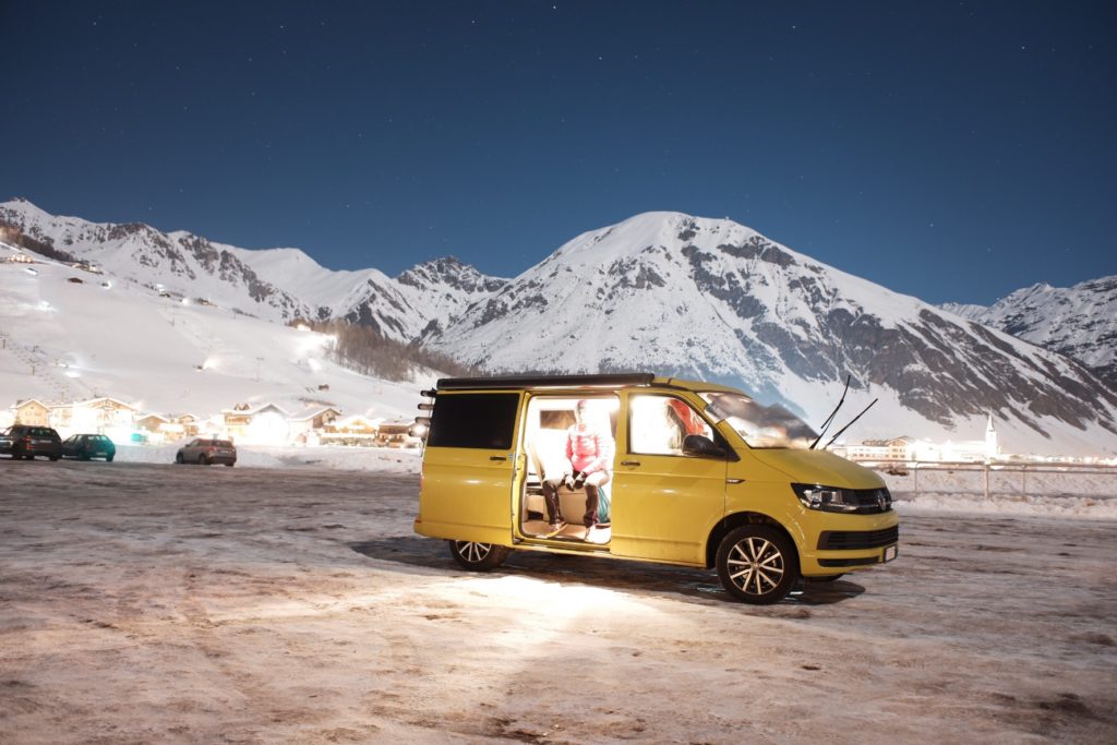 VW California Beach inverno sotto la neve